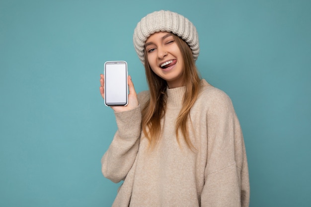 Foto van sexy mooie glimlachende jonge vrouw knap gekleed casual stijlvolle outfit staan