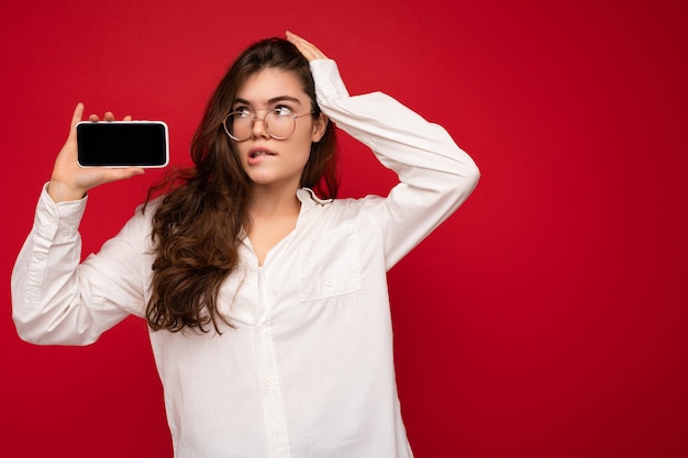 Foto van sexy mooie jonge brunette vrouw met wit overhemd en optische bril geïsoleerd over