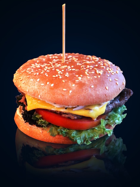Foto van smakelijke hamburger met vlees, kaas en groenten