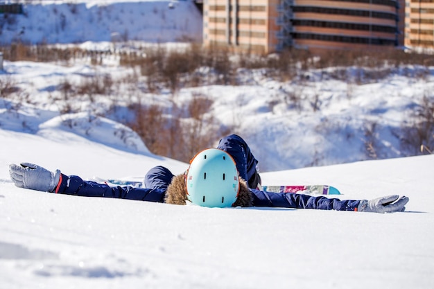 Foto van sportieve vrouw met snowboard liegen