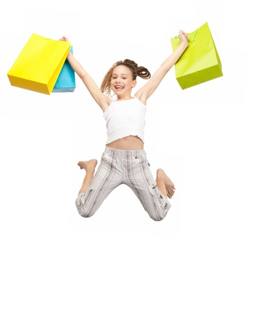 foto van springend tienermeisje met boodschappentassen