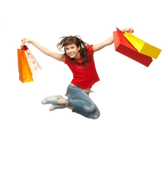 foto van springend tienermeisje met boodschappentassen