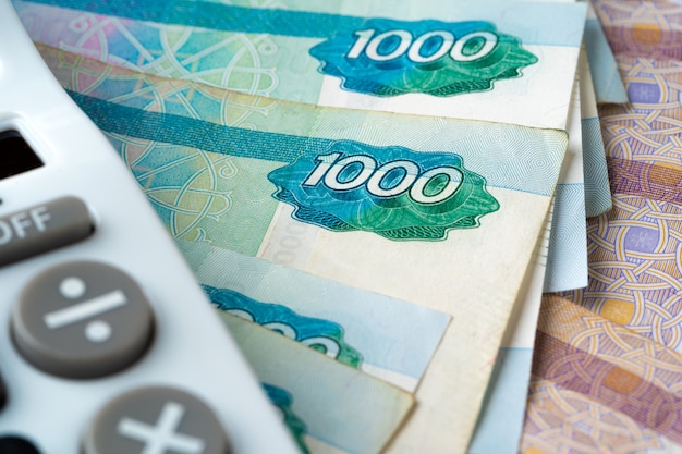 Foto foto van stapel russische geldroebels met calculator