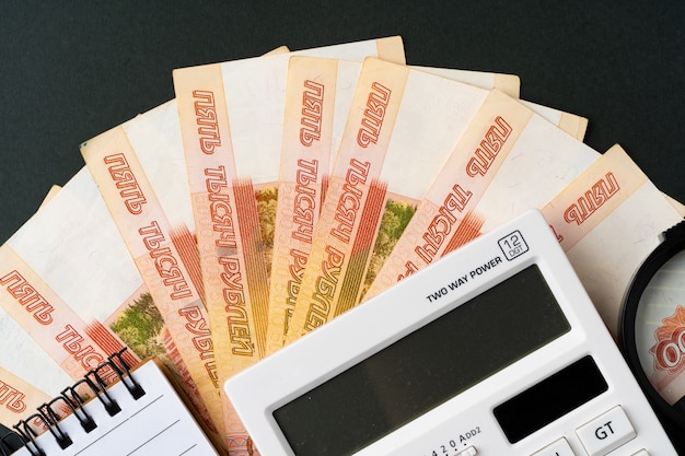 foto van stapel Russische geldroebels met calculator