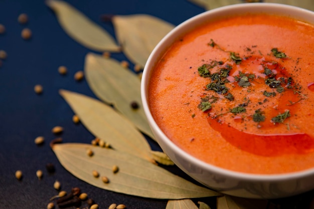 Foto van traditioneel Indiaas eten met kruiden