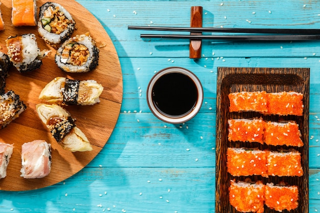 Foto van twee reeksen sushi op blauwe lijst