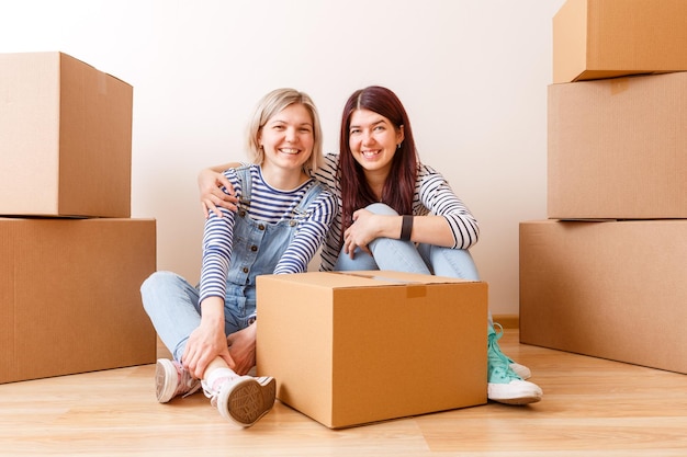 Foto van twee vrouwen tussen kartonnen dozen