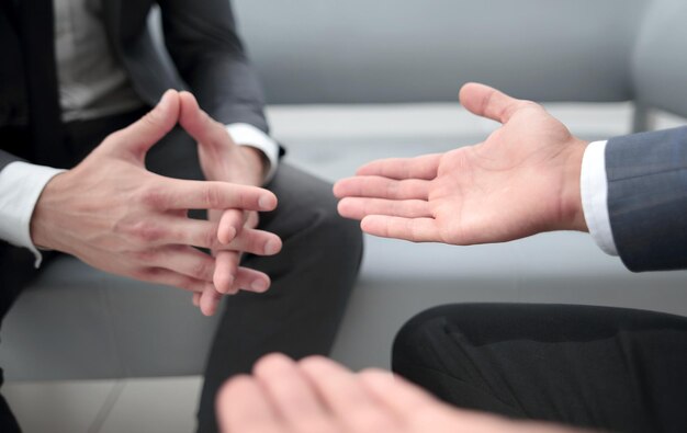 Foto van twee zakenman handshaking procesSuccesvolle deal na geweldige ontmoetingHorizontaal