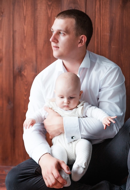 Foto van vader met zoon die zich voordeed op houten achtergrond