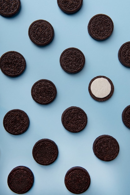 Foto van veel koekjes van chocoladesnoepjes