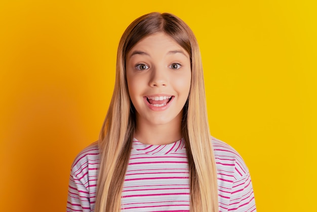 Foto van verbaasde modelkindschreeuw over gele achtergrond