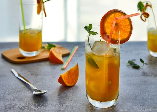 Foto van vers jus d'orange in de glazen pot. Concept van de zomer het gezonde organische drank.