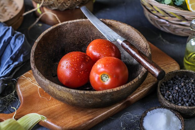 Foto van verse tomaten in een plaat. Tomaten oogsten.