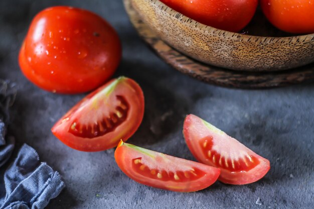 Foto van verse tomaten in een plaat. Tomaten oogsten.