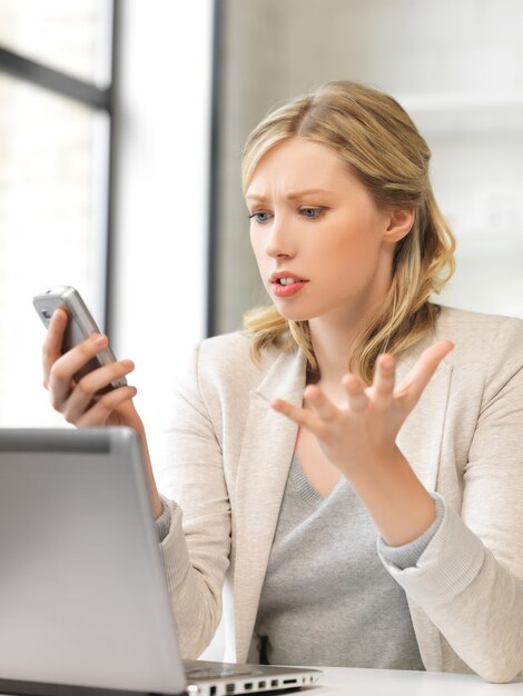 foto van verwarde vrouw met mobiele telefoon