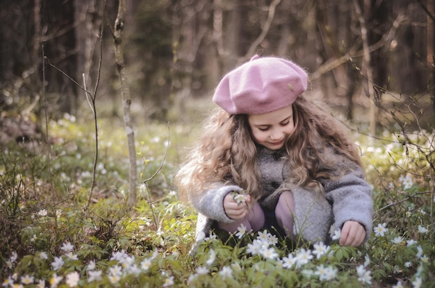 Foto van vintage stijl geklede meisje spelen in het bos