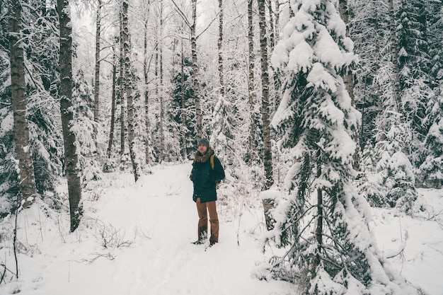 Foto van volledige lengte van de toeristenmens in het winterbos