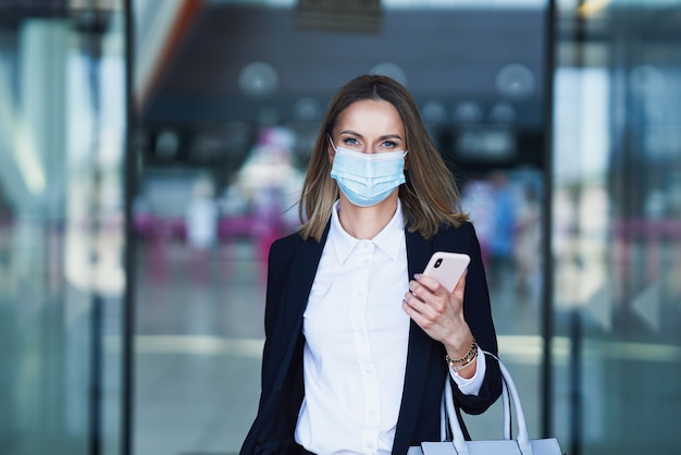 Foto van volwassen vrouwelijke passagier op de luchthaven