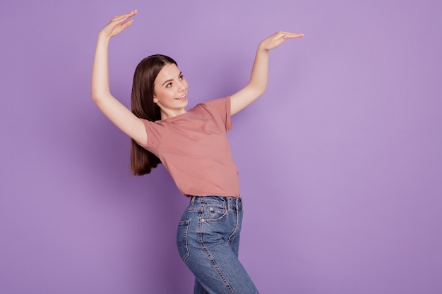 Foto van vrolijk zorgeloos meisje dansende disco geïsoleerd over violette achtergrond