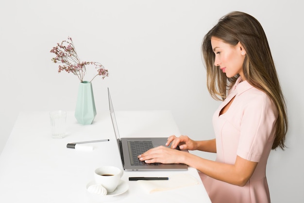 Foto van vrouw die laptop gebruikt