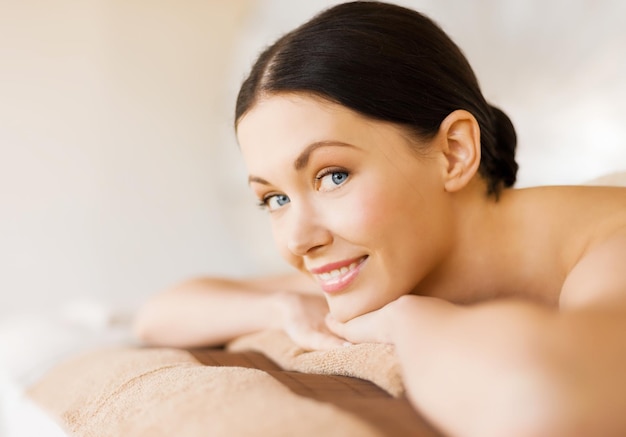 foto van vrouw in spa salon liggend op de massagetafel