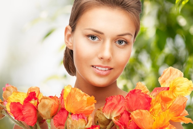 foto van vrouw met boeket bloemen