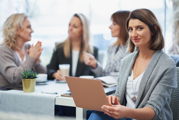 Foto van vrouw met laptop op zakelijke bijeenkomst