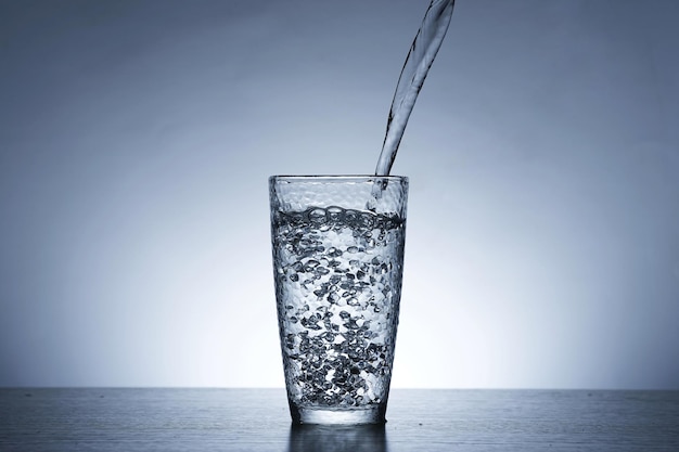 Foto van water in een glas water gieten