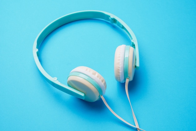 Foto van witte koptelefoon voor muziek op blauw