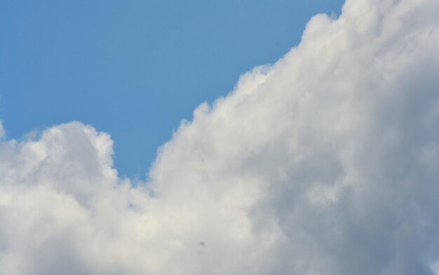 Foto foto van witte wolken en blauwe lucht