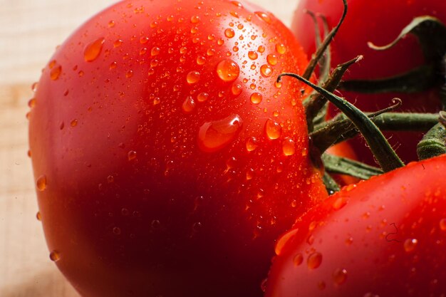 Foto van zeer verse tomaten gepresenteerd op vintage achtergrond