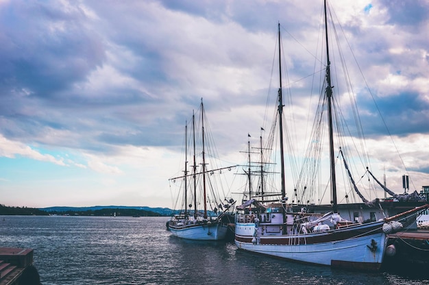 Foto van zeilboten weerspiegeld in water, jachthaven aan de baai, vervoer over water, vervoer over zee, mooi schip in de haven, zomervakantie, actieve levensstijl, vakantieconcept. stockholm