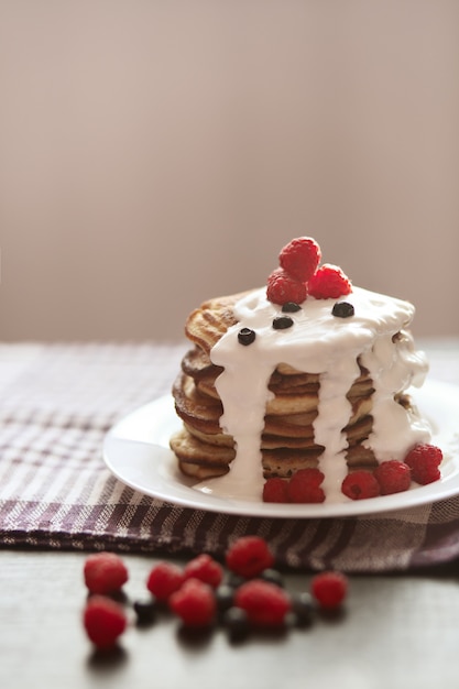 Foto van zelfgemaakte pannenkoeken met zure room