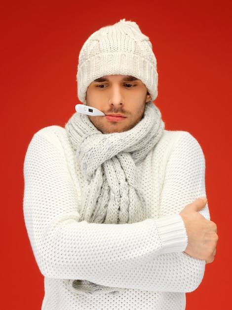 foto van zieke man met thermometer in zijn mond