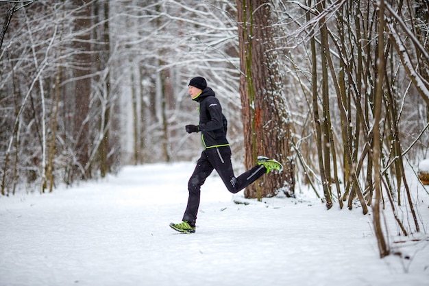 Foto van zijkant van atleet tijdens run in de winter