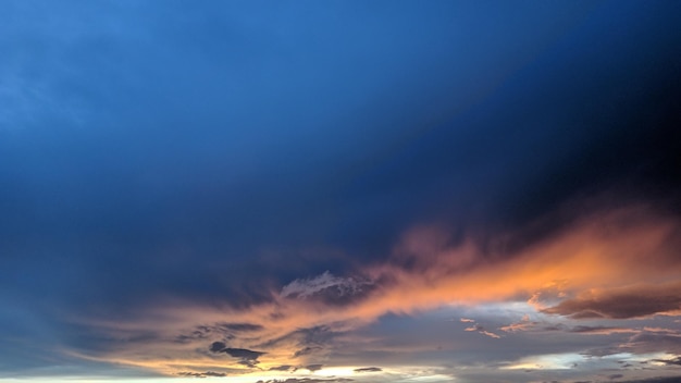 Foto van zonsondergang boven de rivier