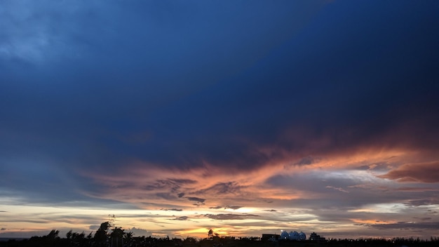 Foto van zonsondergang boven de rivier