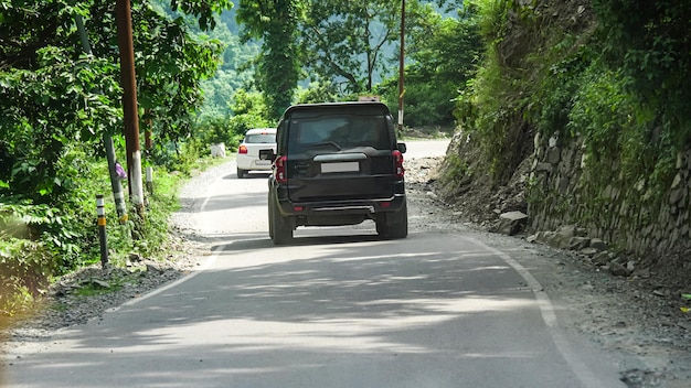 Foto van zwarte auto op de weg hd