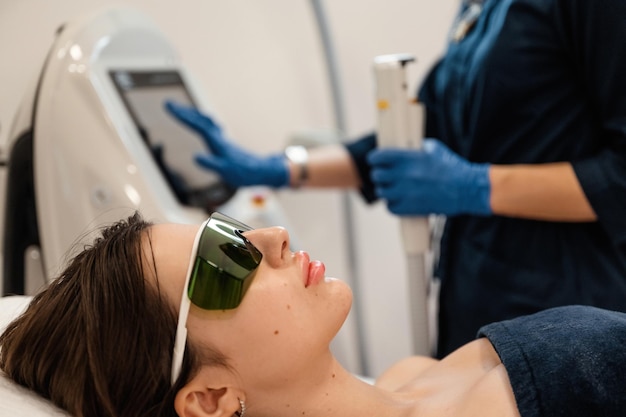 Foto verjongingsprocedure bij een cosmetische kliniek vrouwen in een schoonheidssalon