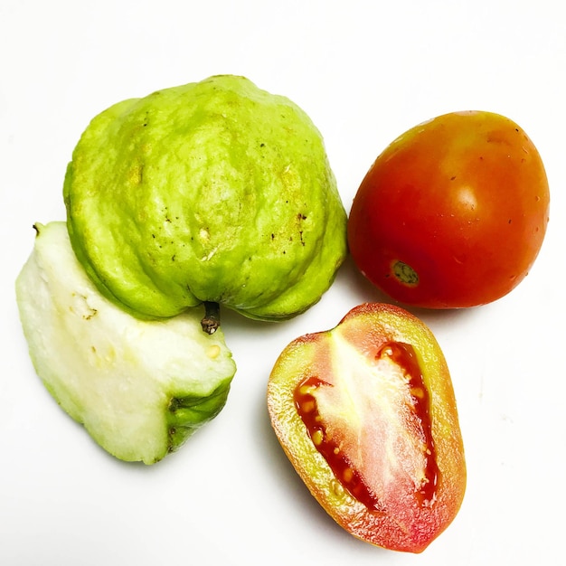 foto voedsel guava en tomaten snee close-up textuur