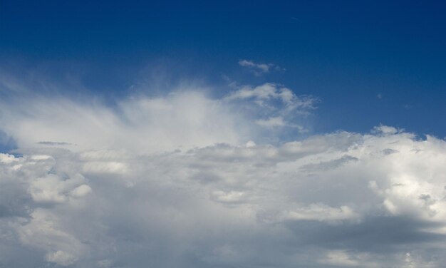 Foto foto witte wolk op blauwe lucht