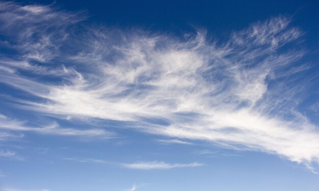 Foto foto witte wolk op blauwe lucht