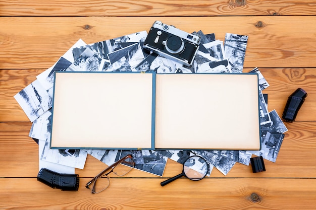 Fotoalbum met een retro camera op tafel