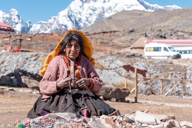 fotoboek van een inheemse vrouw in de bergen van Peru