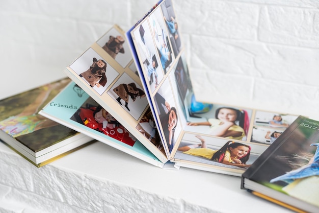 Foto fotoboek van een klein meisje. familie, kindertijd en vrije tijd concept.