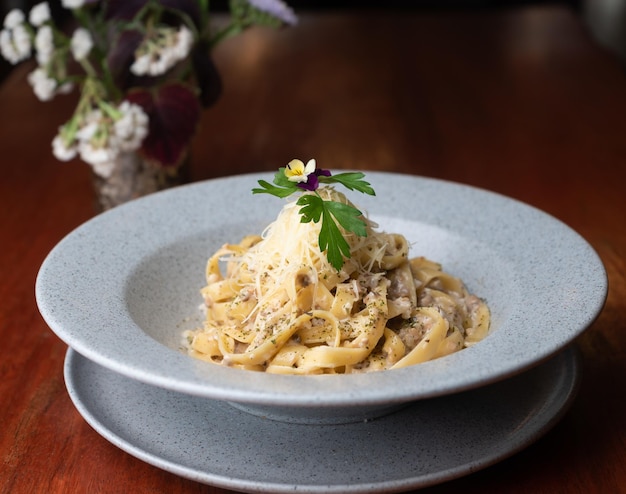 Fotoboek van Italiaanse gerechten op een restauranttafel