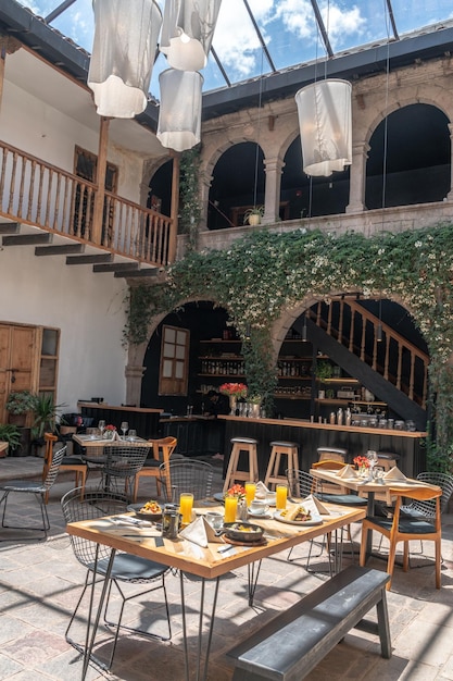 fotoboek van toeristen in een landelijk restaurant in de stad cusco