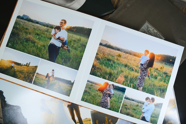 Foto fotoboeken of albums geven familieleden een zoete herinnering aan het opgroeien