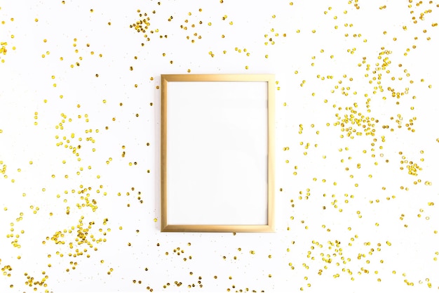 Fotoframe mock-up met ruimte voor tekst gouden confetti op witte achtergrond ligt vlak boven zicht