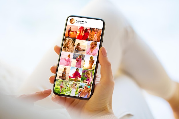 Fotogalerij van mooi vrouwelijk model op mobiele telefoon